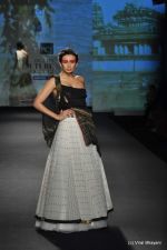 Model walk the ramp for Anju Modi show at PCJ Delhi Couture Week Day 3 on 10th Aug 2012 200 (22).JPG